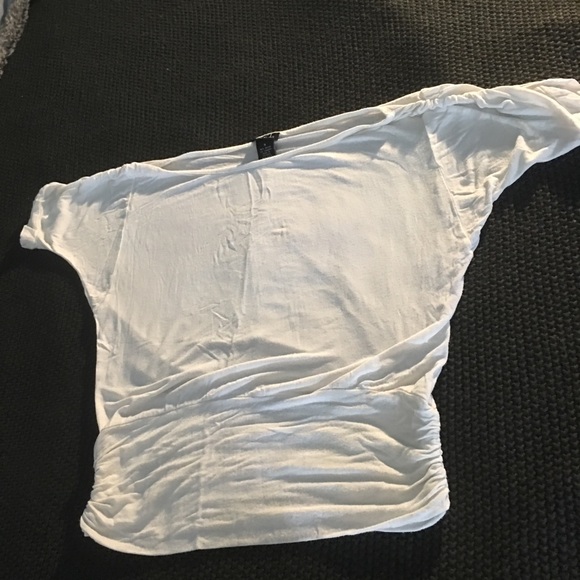 Like New White Ruched Top Size Medium - Picture 4 of 5